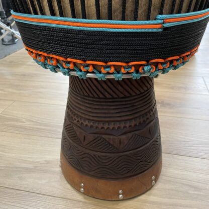 DJEMBE BURKINA ACAJOU PEAU DE CHEVRE DIAM 40CM x 63CM HAUTEUR – Image 2