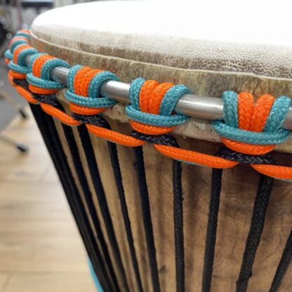 DJEMBE BURKINA ACAJOU PEAU DE CHEVRE DIAM 40CM x 63CM HAUTEUR – Image 3