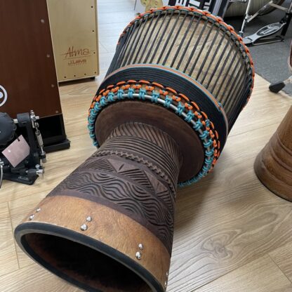 DJEMBE BURKINA ACAJOU PEAU DE CHEVRE DIAM 40CM x 63CM HAUTEUR – Image 4