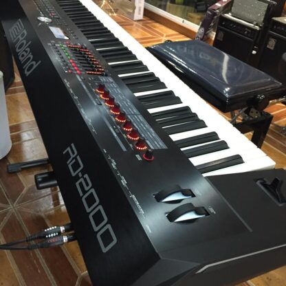 OCCASION CLAVIER ROLAND RD2000 AVEC SOFTCASE STAGG – Image 3